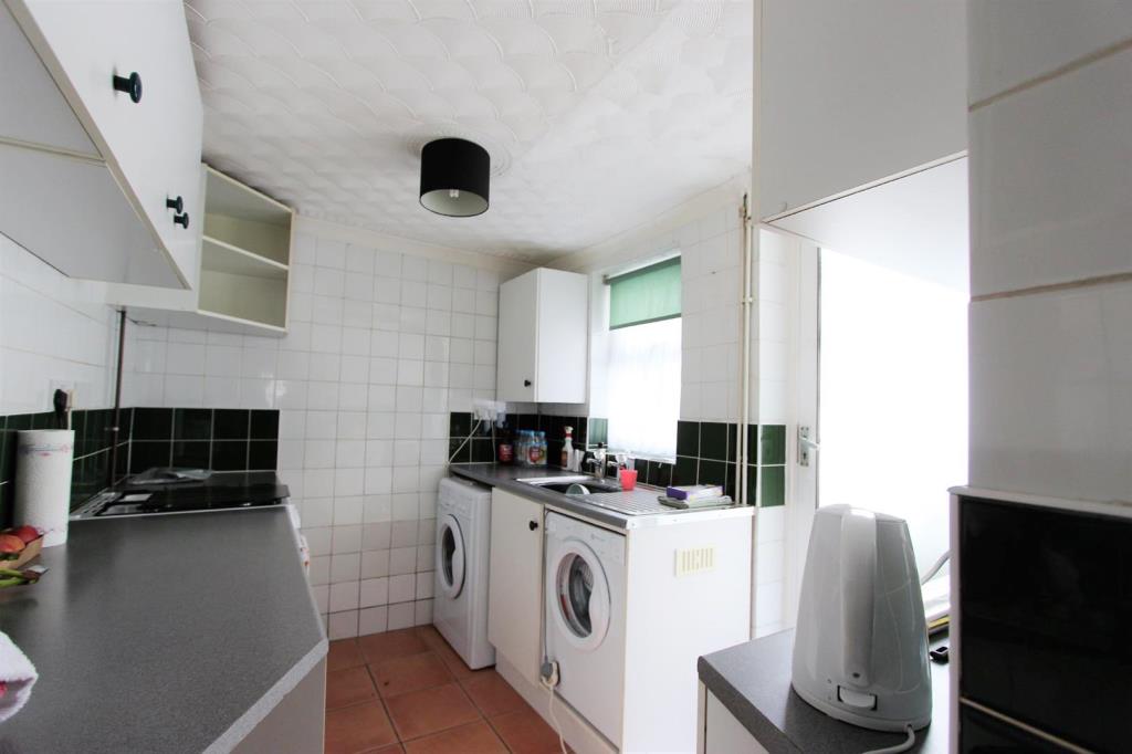 Lot: 77 - MID-TERRACE HOUSE FOR INVESTMENT - Kitchen
